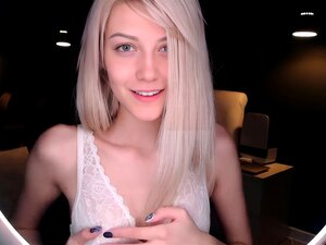 Плавуша слаткица пије вино и скида се на камери