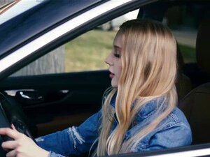 Długoletnia Sąsiadka Emma Hix I Emma Straletto Liżą. Długoletnia Sąsiadka Emma Hix Zostaje Zaproszona Do Domu Emmy Straletto, Bo Coś Się Dzieje Na Drodze, Po Kilku Minutach Rozmowy W środku Nagle Się Całują. Nie Wystarczająco Długo Straletto I