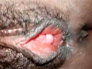 Nahaufnahme In HD-Ansicht Eines Weißen Kerls, Der Die Muschi Eines Schwarzen Hahns Fingert