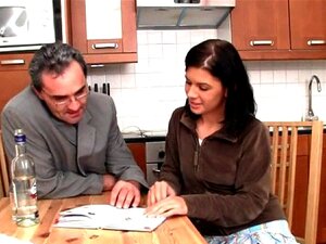 Врела лепотица се јебе. Стари учитељ се забавља јебући рибе, чедна пичка