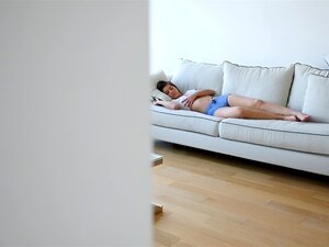 Lijepa Polusestra Shane Blair Drijemala Je U Dnevnoj Sobi, Pa Je Odlučila Iskoristiti Situaciju I Osjetiti Svoju Macu, Već Je Bila Mokra, Pa Je Sigurno Nešto Sanjala, Stavio Sam Joj Kurac U Usta, A Zatim Je čak I Pojebao.