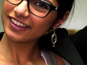 Kåta Sötnosen Mia Khalifa Leker Med Sin Mjölkkannor-era
