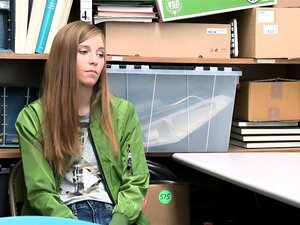 Ovanlig Smutsig Strip Search Av En Ny Tjuv Ava Parker Efter Att Hon Blev Fångad Stjäla Från En Butik Och Säkerhetsvakt Gjorde Vad Han Ville Henne