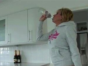 Mature Lady Sonia Masturbates