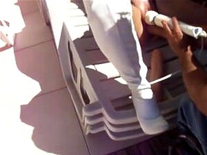 Borsten *** En Kut Buiten Gestimuleerd, Roodharige Slaaf Met Borsten *** Krijgt Haar Kut Gestimuleerd Door Een Vibrator En Kreunt Als Een Sexy Klein Meisje