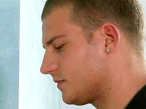 Ο θετός πατέρας γλείφει και γαμάει την κοπέλα του θετού γιου