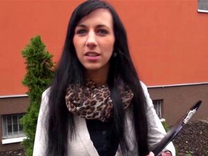 La Babe Européenne Terra Rimago Se Fait Persuader De Découvrir Ses Nichons Après Avoir été Payée. Elle Décide D'avoir Un Petit Job De Côté En Travaillant. Puis Elle Suce La Bite Des Inconnus, Goûtant Chaque Centimètre De Sa Queue. Sa Chatte Se Fait Doigte