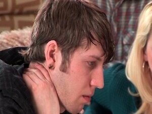 Порнографија за жене где девојка прстима задовољава слатку рибу