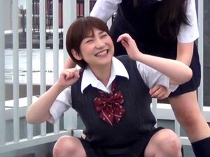 Несташни студенти пишају. Несташни студенти пишу напољу у униформи док гледају