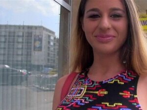 Јавни агент воли пушити велике курчеве. Прљави и фасцинантни јавни агент воли пушити велике курчеве