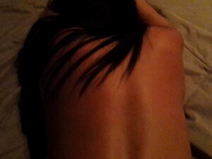 Schau Zu Wie Diese Unersättliche Babe In Einem HD-Dreier Hart In Den Arsch Gefickt Wird! Mit Ihren Fingern Tief In Ihrem Klaffenden Arsch, Ist Sie Bereit, Zu Gefallen.