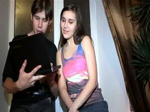 Chłopak Siedzi I Patrzy