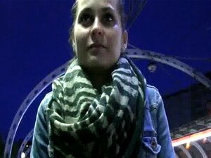 Η ερασιτέχνης γκόμενα Emily επιδεικνύει τα βυζιά της για χρήματα