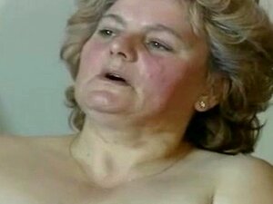 Дебела плавуша бака са длакавом пичком