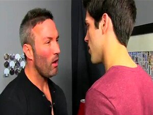 Gorący Twink Brock Landon Myśli O Planach Na Kolację, Ale Jego Facet Aiden