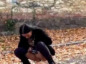 Het Bröstblondin Rör Vid Sig Själv Medan Hon Kissar. Blond Heting Pissar Offentligt Och Rör Vid Sin Sexiga Rakade Fitta