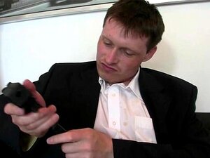 Una Matura Impiegata Soddisfa Due Cazzi