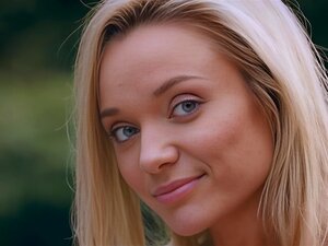 Skinny Blonde Russische Schoonheid Zhenya Belaya Met Kleine Tieten Strippen In Een Schommel Bed Outdoor Ze Takes Off Al Haar Clothes Slowly Naar Tonen Ons Elk Geheim Van Haar Verbazingwekkende Alle Natuurlijke Lichaam En Geschoren Kut