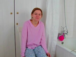 Minnie Minx W Filmie Kąpielowym - AtkHairy, Ten Gorący Mały Klip To Seksowna Minnie Minx, Która Przygotowuje Się Na Dzień. Jest Pod Prysznicem, Mydli Swój śliski Kombinezon I Spryskuje Go Głowicą Prysznica. Szarpie Za Futro, żeby Wyschło, Pokazując, że