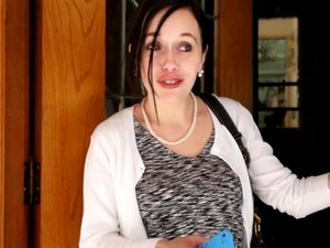 Shyla Slikt De Lul Van Haar Buurman In Haar Woonkamer. Hardcore Seksactie Met Blondie Shyla En Haar Vriend In Haar Huis In De Woonkamer Ze Ging Er Samen Met De Kerel Op Los Zodra Ze Elkaar Zagen Van De Deur Naar De Bank In De Woonkamer