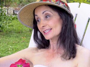 Mamie Maigre Se Fait éjaculer Sur Le Visage. Mamie Maigre Avec Des Petits Seins Se Fait éjaculer Sur Le Visage Et Baiser