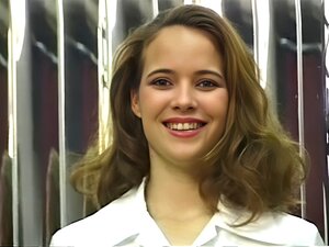 Висока курва се нагиње и показује дебелу гузицу