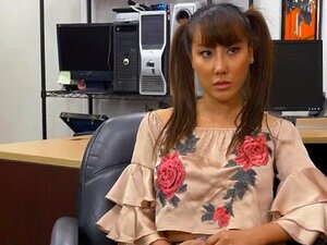 Azjatycka Piękność Tiffany Rain Z Tyłu Robi Ręczną Robotę W Lombardzie. Przepiękna Azjatka Tiffany Rain Daje Zjednoczony Handjob W Salonie Z Pionkami