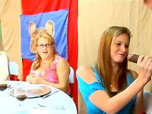 Слатка девојка добија своју пичку