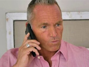 Η Bunny και η Harlowe ικανοποιούν τους πατριούς τους και το σκάνε. Η Bunny και ο Harlowe πιάνονται να κλέβουν με τη γαμάτη φίλη τους Serena και οι πατριοί τους είναι τσαντισμένοι όσο δεν πάει, αλλά δεν είναι έτοιμοι να βρουν τη Serena δεμένη και γυμνή στη