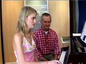 Paul Is Begonnen Aan Een Nieuwe Baan Als Pianoleraar En Kate, Zijn