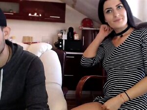 Sieh Zu, Wie Eine Heiße Brünette Ihre Kleinen Titten Vor Der Webcam Zeigt, Bevor Sie Auf Die Knie Geht Und Einen Amateur-Blowjob Gibt, Der Dich Atemlos Zurücklässt.