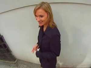 Depois Que Ela é Abandonada Por Sua Amiga, Essa Linda Loira Vai E Fode Um Estranho Na Floresta