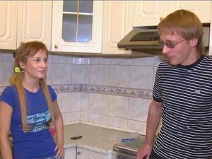 Nälkäinen Mimmi Saa Lihaa Ja Spermaa, Tyhjä Jääkaappi Ei Ole Ongelma Tälle Seksuaalisesti Irstaalle Tuoreelle Kullalle, Kun Tuo Leikkityttö Hankkii Ahneen Kasvonsa Täyteen Seksikästä Spermaa Kuin Ilmainen Toimituspäivä. Tämä Poninhännällinen Enkeli On Tod