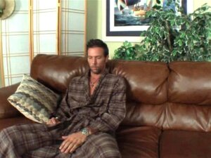 Doživite Neopisivo Zadovoljstvo Dok Nestašna Devojka Pokazuje Svoje Zavodljive Veštine U Sceni Koja Nikog Ne Ostavlja Ravnodušnim. Budite Spremni Za Vrelu Avanturu Sa Ovom Zanosnom Porno Zvezdom.