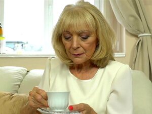 Cougar Granny Böjd över Och Doggystyled