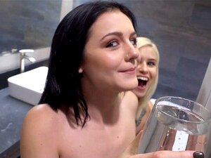 Слатке полусестре заглаве се у мердевинама и јебу се жестоко. Усвојене слатке полусестре Киара Кол и Розалин Сфинкс ушуњају се у купатило голе и испусте чашу хладне воде преко главе полубраће Касније их обоје затекне заглављене у мердевинама и таки