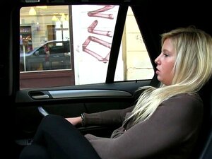 Blonde Spuit En Neukt In De Taxi. Natuurlijke Blonde Neemt Een Ritje In Een Nep-taxi En Na Een Gesprek Met De Chauffeur Trok Hij Zich Terug En Kreeg Een Pijpbeurt Op De Achterbank, Daarna Neukte Ze Haar Blond En Liet Haar Spuiten