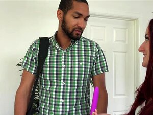 Маци Меј треба велики црни курац, а не њен мали муж