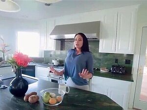 Brooke Beretta Proeft De Lul Van Haar Stiefzoon En Neemt Hem Diep In Haar Mond En Keel