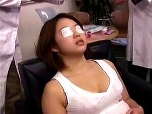 Japanse Dame Wordt Voor De Gek Gehouden In Een Beaty Saloon