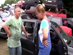  очух јебе маму и слаткицу на отвореном. очух јебе маму и слаткицу на отвореном 