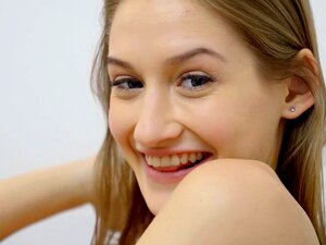 Europeisk Söt Styvsyster är Inte Så Oskyldig Som Hon Ser Ut