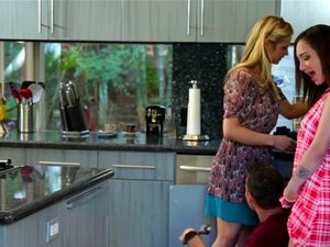 Odkryj Ostateczną Przyjemność Z Gorącą Milfą I Uroczą świeżą Dziewczyną W Intensywnym Trójkącie. Obejrzyj, Jak Umiejętnie Ssą I Pieprzą, Pozostawiając Swoje Twarze Pokryte Zapierającą Dech W Piersiach Wytryskiem. Przygotuj Się Na Niezapomniane Spotkanie W