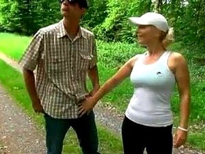 Milf Wird Im Wald Gekickt