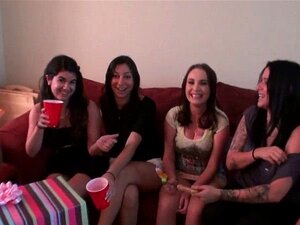 Laski Cieszą Się Wytryskami. Brutalne ślicznotki Ssą Kutasa, By Zobaczyć, Jak Waliją Gorące Nasienie