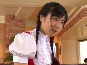 Јапанска секси собарица задовољава свог клијента