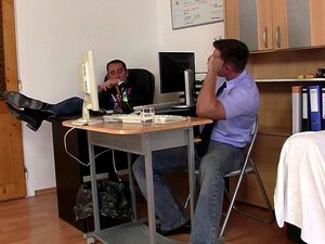 Entrevista De Trabajo Lleva A Un Viejo Trío