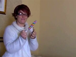 Milf-Amateur German Steckt Lolli In Ihre Muschi!. Lolli-Amateurin Deutsche Milf Nimmt Lolli In Ihre Fotze