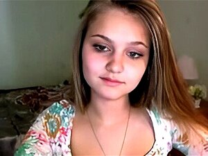 Doživite Zabranjeni šarm Nevine Plavuše Dok Gubi Nevinost. Promatrajte Božansku Kombinaciju Prekrasnih Oblina I Zavodljivog šarma U Vrućoj Kameroj Sesiji. Uspunite Svoje želje Na Fatbootycams.com!