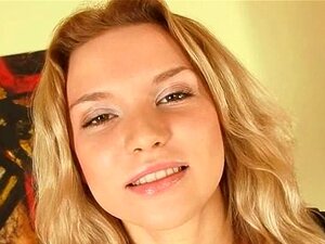 Täydellinen Blondi Tekee Soolomasturbaatiota